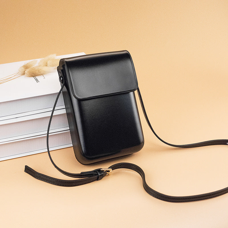 Elegant Flap Crossbody Bag – Compact Leather Handbag for Women